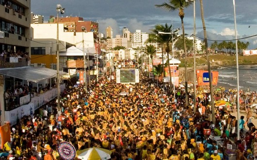 Foliões-no-carnaval-de-Salvador-Bahia