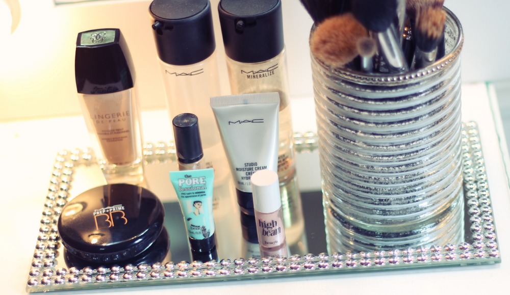 penteadeira decoracao bandeja perfumes produtos makeup terapia store