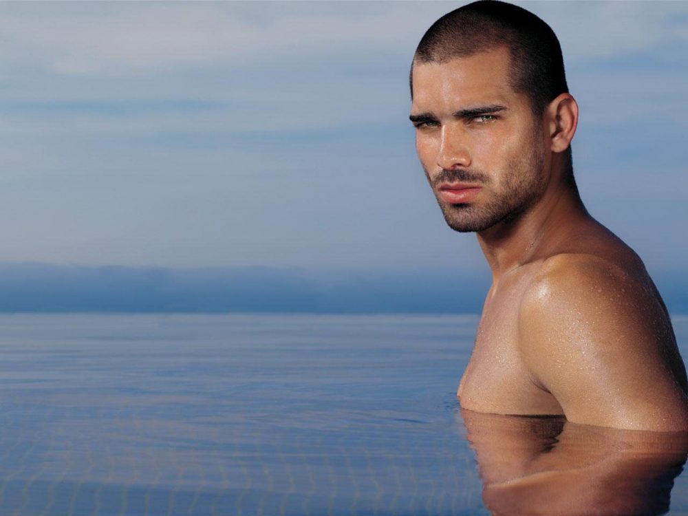 model-sexy-man-in-water